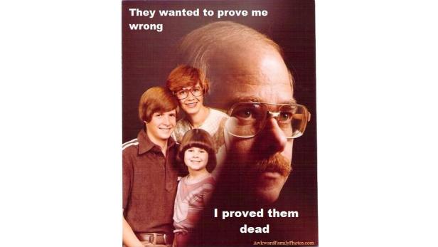 Ein Familienporträt mit einem dominanten Gesicht eines Mannes im Vordergrund.