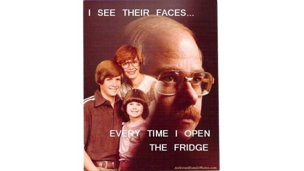 Ein Familienporträt mit dem Gesicht des Vaters im Vordergrund, darüber der Text „I see their faces… every time I open the fridge“.
