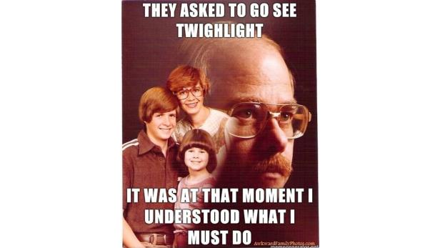 Ein Familienfoto im Stil der 1970er Jahre mit dem Gesicht eines Mannes im Hintergrund, der entschlossen aussieht.