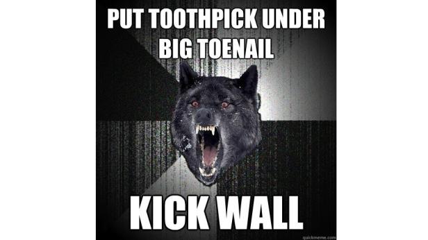 Ein Wolfskopf mit aufgerissenem Maul vor einem Hintergrund mit der Aufschrift „Zahnstocher unter großen Zehennagel legen, gegen die Wand treten“.