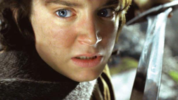 Nahaufnahme von Elijah Wood als Frodo Beutlin mit Schwert im Film „Der Herr der Ringe“.