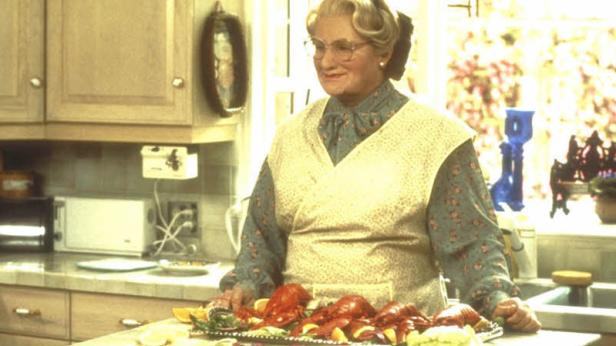 Robin Williams als Mrs. Doubtfire in einer Küche mit Hummern.