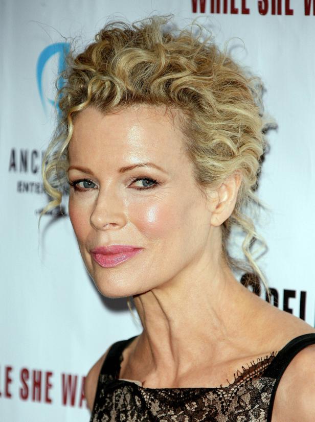 Kim Basinger posiert auf einem roten Teppich.