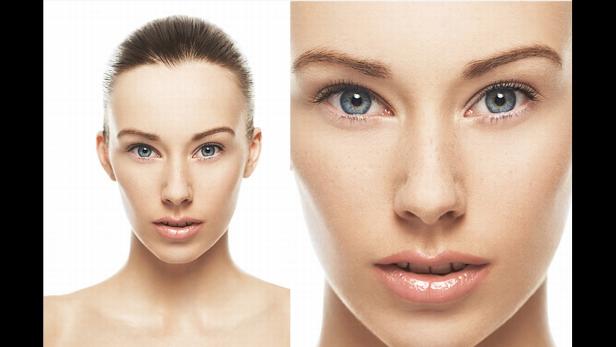 Das Gesicht einer jungen Frau mit blauen Augen und hellen Haaren wird in Nahaufnahme gezeigt.