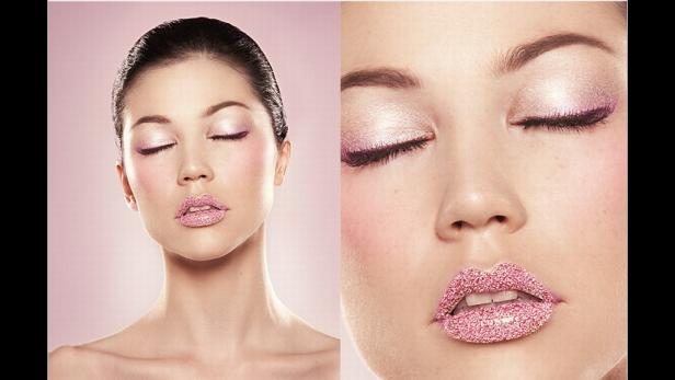 Eine Frau mit geschlossenen Augen und glitzerndem, rosafarbenem Make-up.