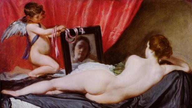 Ein Gemälde zeigt eine liegende, nackte Frau und einen Amor, der ein Spiegelbild betrachtet.