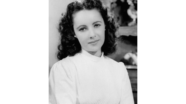 Ein Schwarzweißporträt der jungen Elizabeth Taylor.