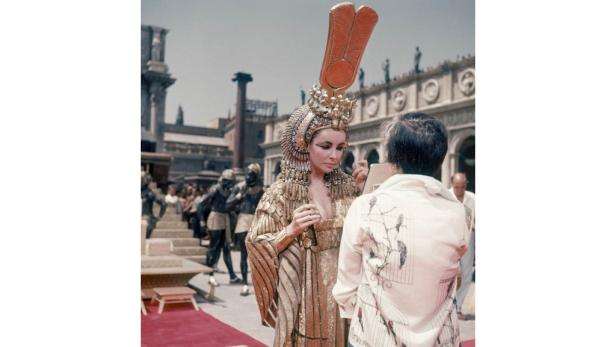 Elizabeth Taylor in einem goldenen Kostüm am Set von „Cleopatra“.