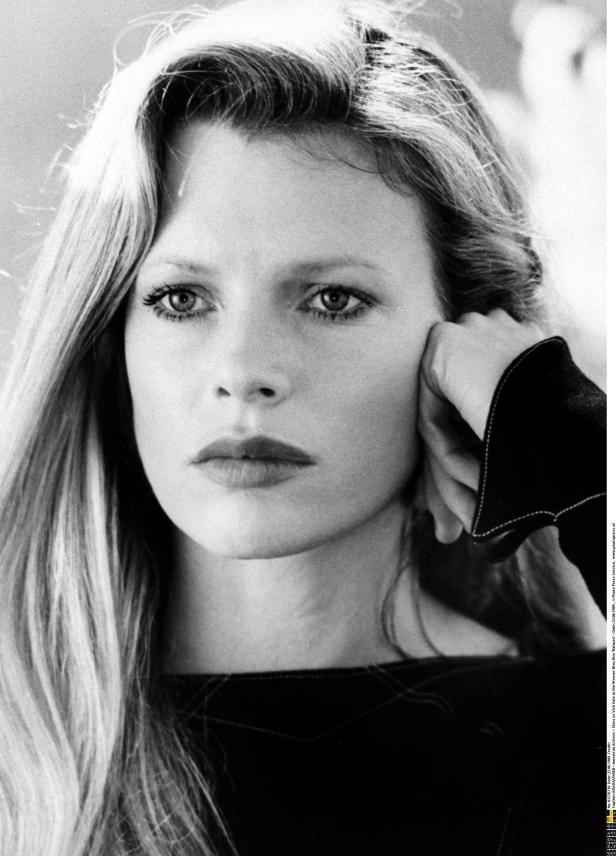 Kim Basinger als Vick Vale im Film „Batman“ (1989).