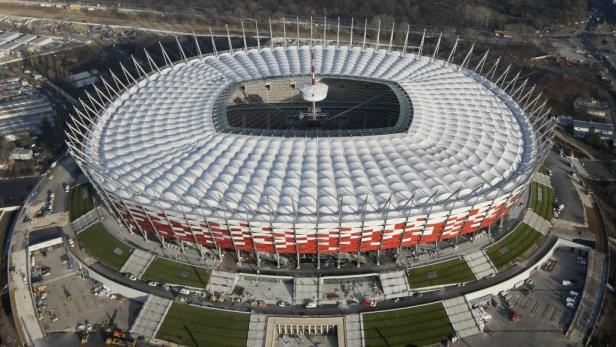 Luftaufnahme des Nationalstadions Warschau mit seinem markanten rot-weißen Design.