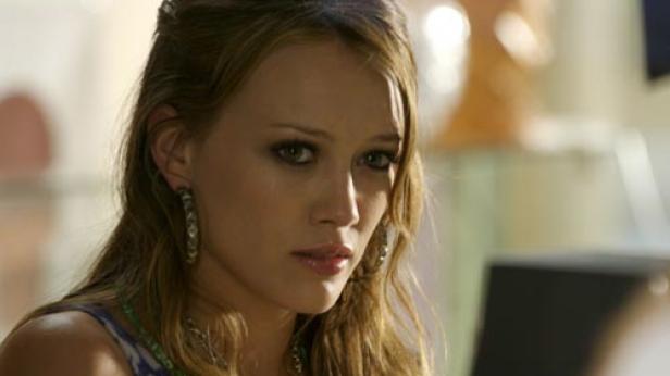 Nahaufnahme von Hilary Duff mit Ohrringen.