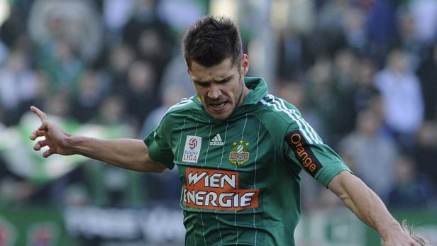 Ein Fußballspieler des SK Rapid Wien in Aktion auf dem Spielfeld.