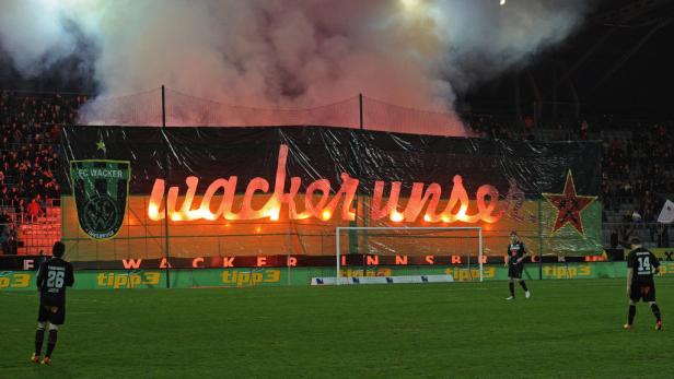 Ein Fußballspiel mit einem großen Transparent für den FC Wacker Innsbruck.