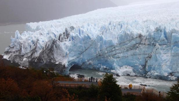 Der Perito-Moreno-Gletscher in Argentinien erstreckt sich bis zu einem Aussichtspunkt mit Besuchern.