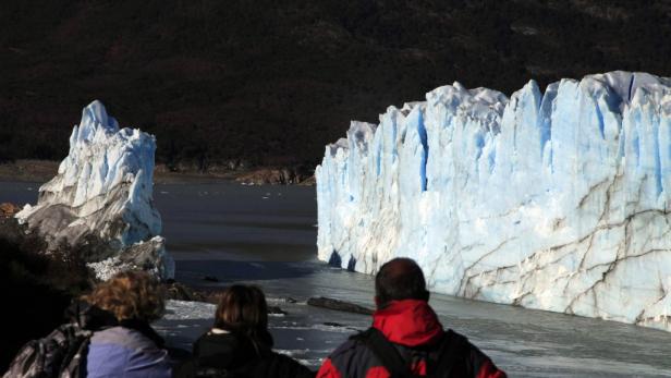 Besucher betrachten den beeindruckenden Perito-Moreno-Gletscher in Argentinien.