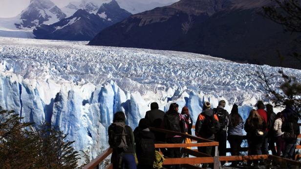Eine Gruppe von Touristen betrachtet den Perito-Moreno-Gletscher in Argentinien.
