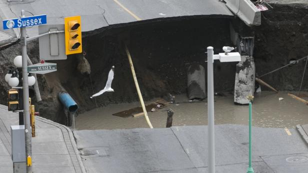 Massiver Krater verschluckt Straße in Ottawa