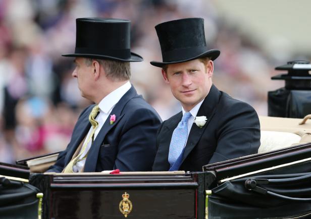 Royal Ascot Prinz Harry und ein weiterer Mann in Zylinderhüten fahren in einer Kutsche.