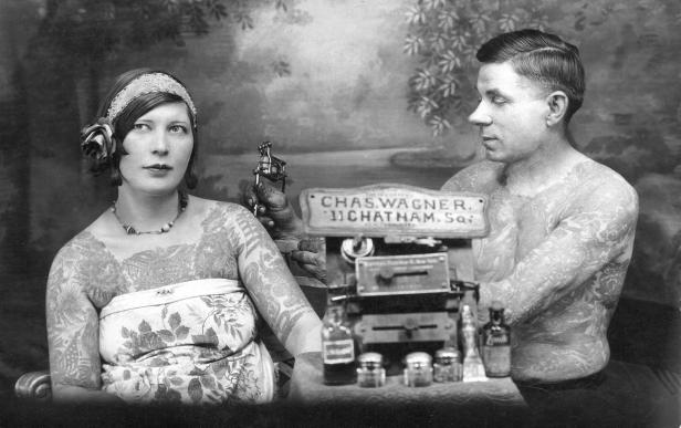 Frauen und ihre Tattoos