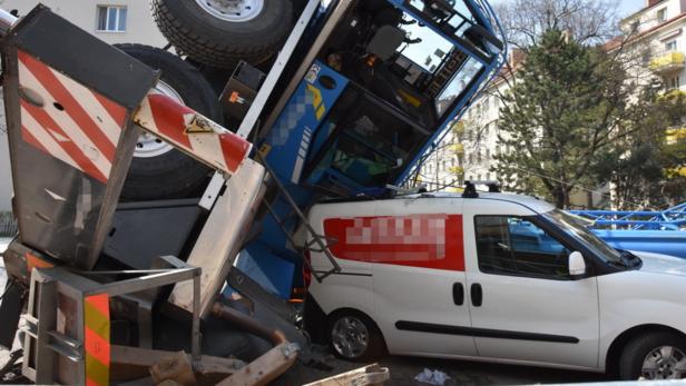 Wien: Tonnenschwerer Kranwagen umgekippt