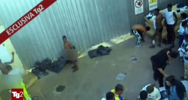 Erschreckende Bilder aus Lampedusa Mehrere Personen halten sich in einer Halle auf, einige sind nur mit Unterwäsche bekleidet.