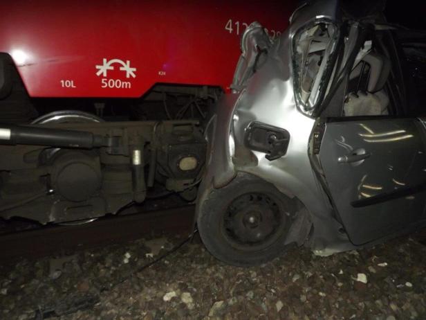 Burgenland: Auf Schienen abgestellter Pkw von Triebwagen zermalmt