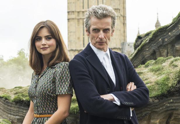 Jenna Coleman und Peter Capaldi posieren vor dem Big Ben.