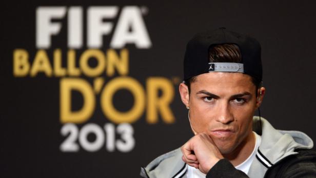 Cristiano Ronaldo vor dem Hintergrund des FIFA Ballon D'Or 2013 Logos.