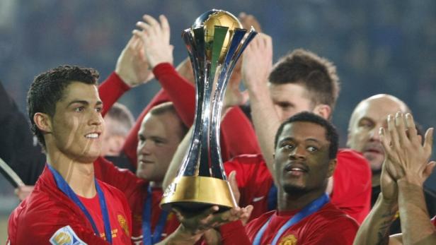 Cristiano Ronaldo und andere Manchester United Spieler feiern mit der FIFA-Klub-Weltmeisterschaft-Trophäe.