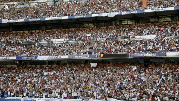 Ein volles Fußballstadion mit vielen Fans von Real Madrid.