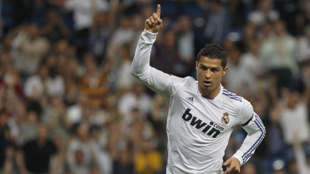 Cristiano Ronaldo jubelt mit erhobenem Zeigefinger auf dem Fußballfeld.