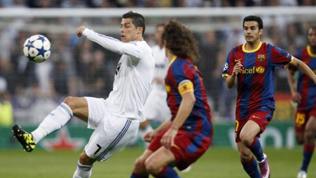 Cristiano Ronaldo schießt den Ball während eines Fußballspiels.