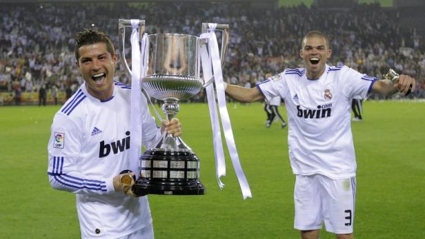 Cristiano Ronaldo und Pepe feiern mit der Copa del Rey Trophäe.