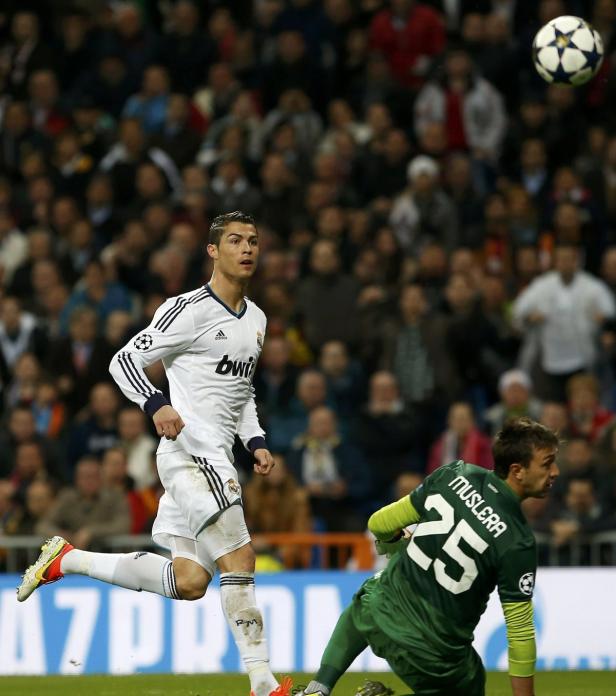Cristiano Ronaldo während eines Fußballspiels mit Torwart Muslera.