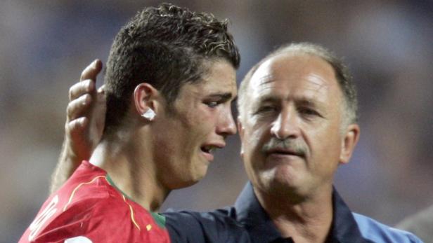 Ein weinender Cristiano Ronaldo wird von einem Mann getröstet.