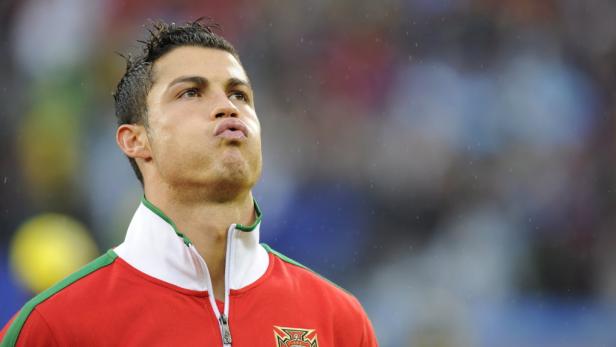 Cristiano Ronaldo in portugiesischer Sportjacke blickt nach oben.