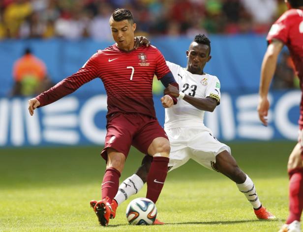 Cristiano Ronaldo im Zweikampf mit einem ghanaischen Spieler.