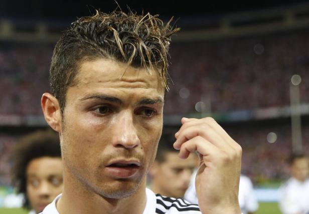Cristiano Ronaldo während eines Fußballspiels, mit besorgtem Gesichtsausdruck.