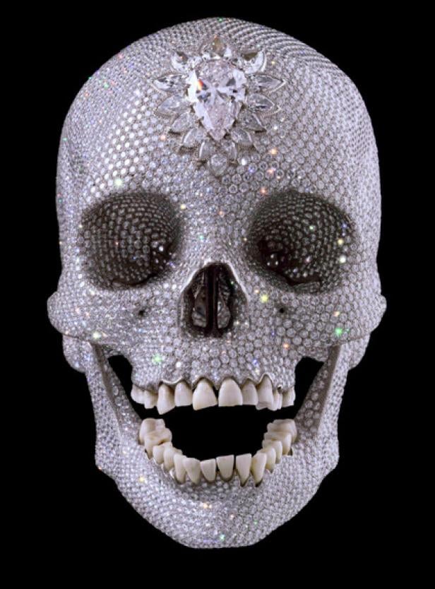 Ein menschlicher Schädel, vollständig mit Diamanten besetzt, inklusive eines großen Diamanten auf der Stirn.