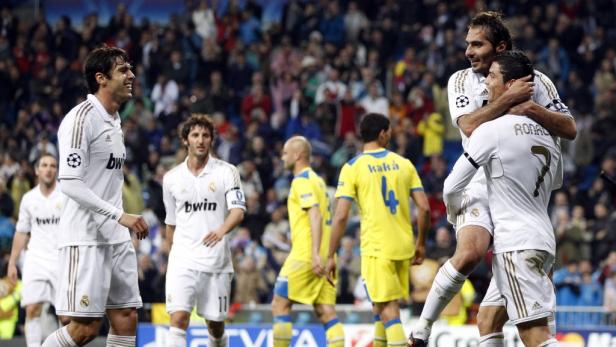 Cristiano Ronaldo wird von einem Mitspieler umarmt, während Kaká zusieht.