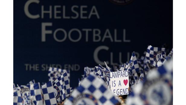 Chelsea-Fans schwenken Fahnen und halten ein Schild mit der Aufschrift „Lampard is a Legend“ hoch.