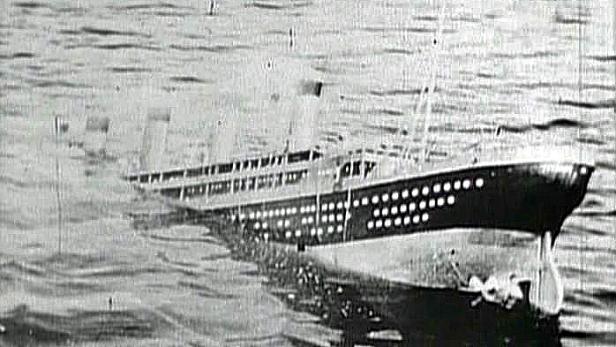 Ein großes Schiff sinkt im Meer, möglicherweise eine Darstellung des Untergangs der Titanic.