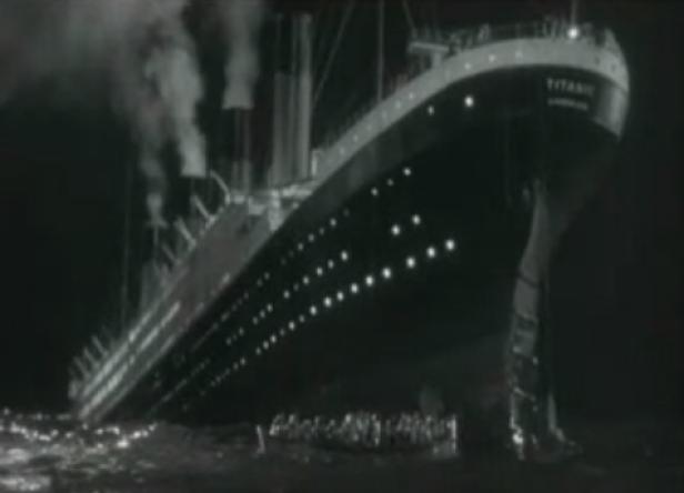 Die sinkende „Titanic“ bei Nacht, mit Menschen im Wasser.