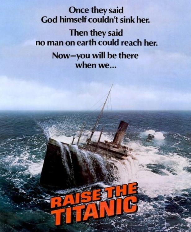 Das Filmplakat für „Raise the Titanic“ zeigt das sinkende Schiff im stürmischen Meer.