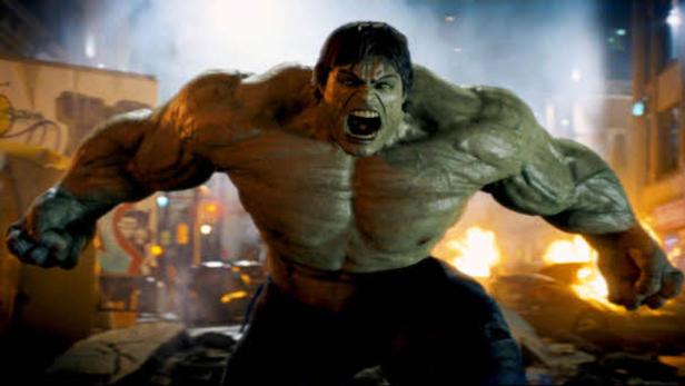 Der Hulk brüllt wütend inmitten von Trümmern und Feuer.