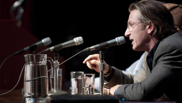 Sean Penn spricht bei einer Veranstaltung am Mikrofon.