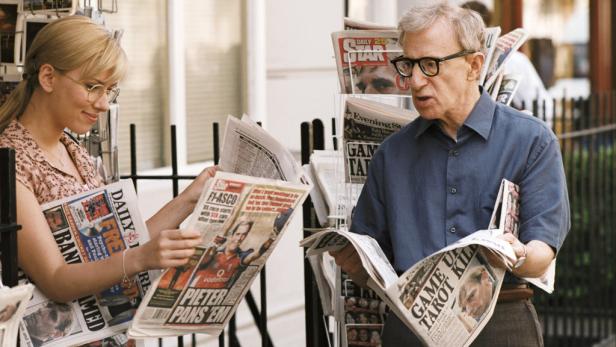 Scarlett Johansson und Woody Allen an einem Zeitungsstand.