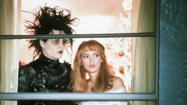 Edward mit den Scherenhänden und Kim blicken aus dem Fenster.
