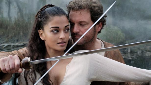 Aishwarya Rai Bachchan und Colin Firth mit gekreuzten Schwertern in „The Last Legion“.
