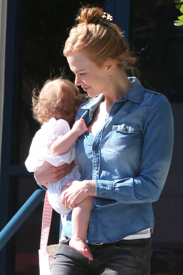 Nicole Kidman trägt ein kleines Kind im Arm.